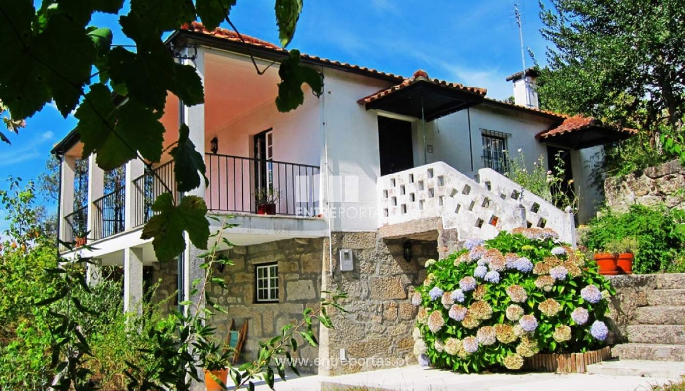 Venda de quinta com moradia em pedra, Grade, Arcos de Valdevez