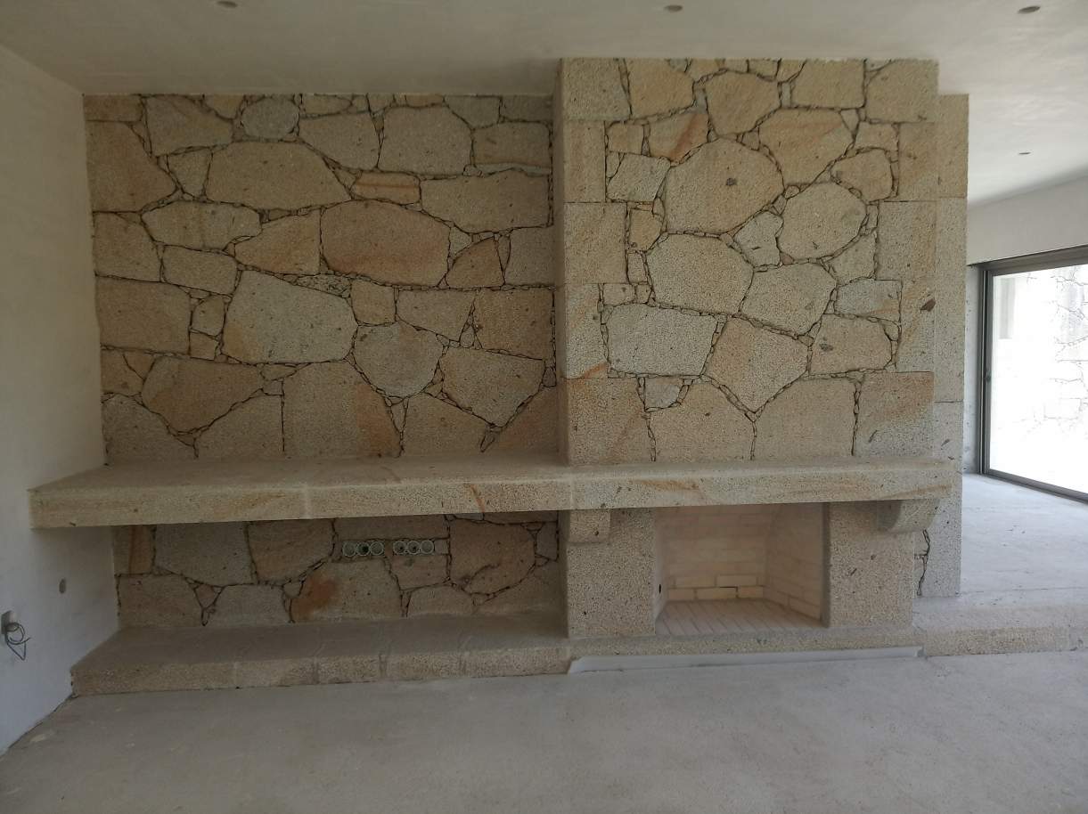 parede-e-lareira-sala-de-estar-living-room-stone-inner-wall-and-fireplacejpg