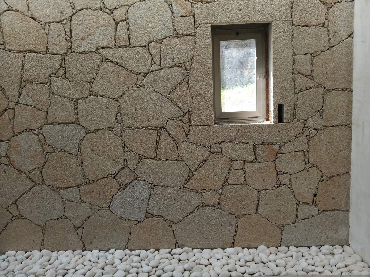 parede-interior-sala-de-estar-detalhe-detail-to-the-living-room-interior-stone-walljpg