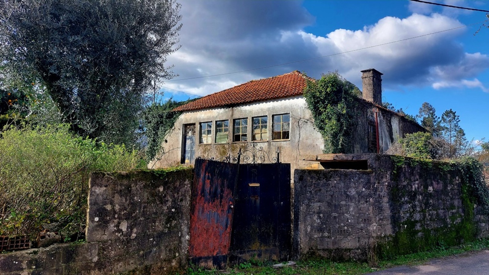 Moradia para recuperar situada em Perre - Viana do Castelo