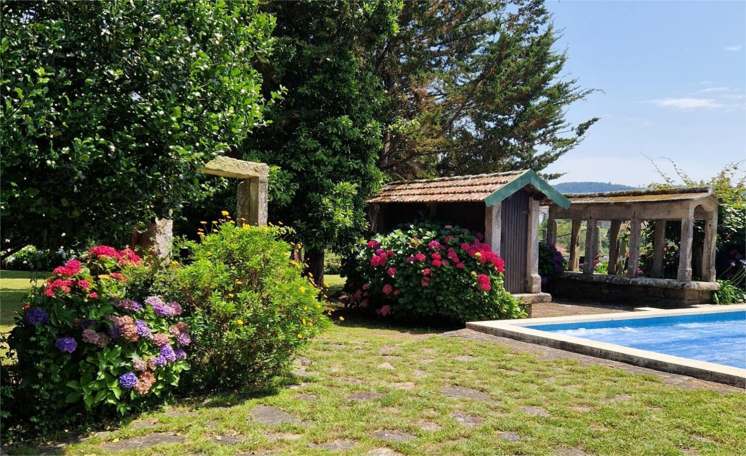 garden-and-swimimg-pooljpg