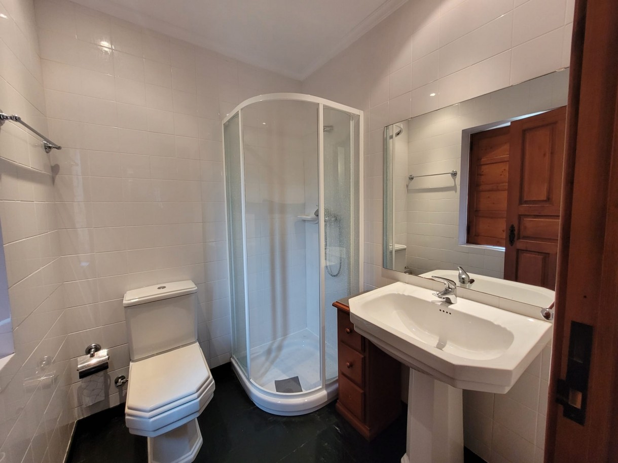 private-bathroom-in-r2jpg