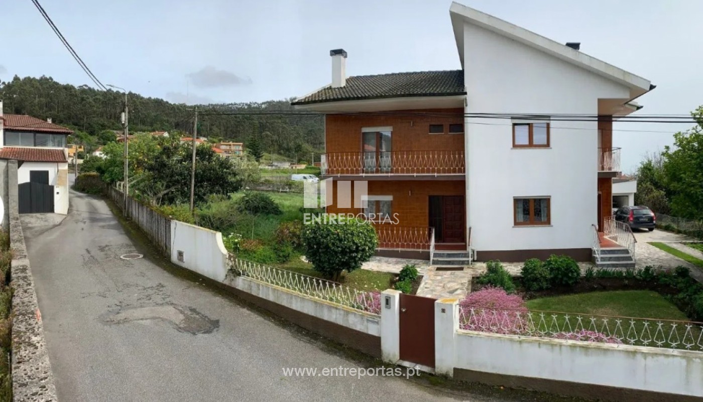 House in Areosa - view 1