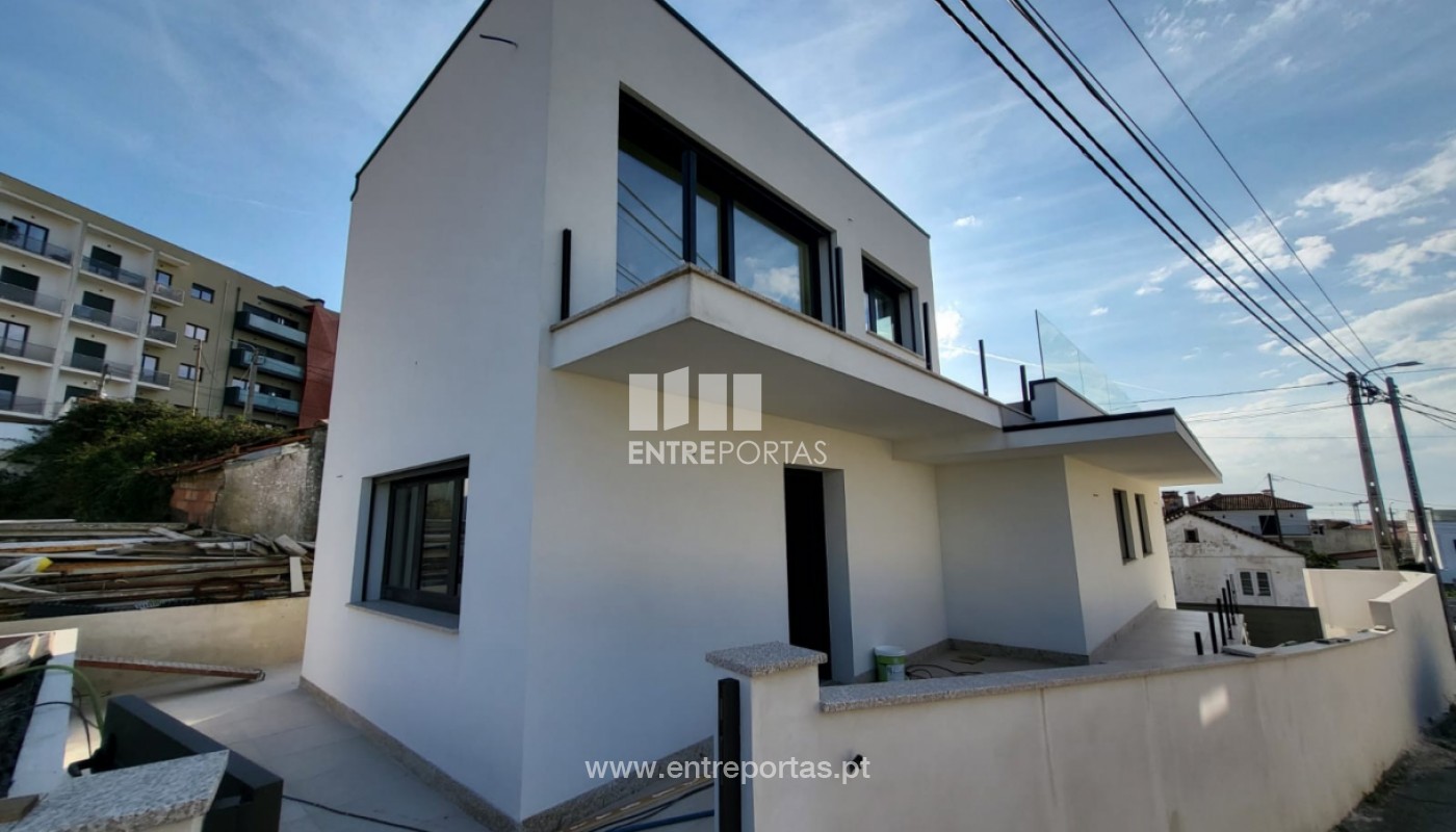 House in Areosa - view 1